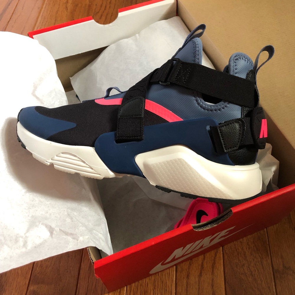 W’s Nike Air Huarache City size 8.5